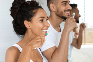 Se laver les dents régulièrement pour prévenir le saignement de gencive
